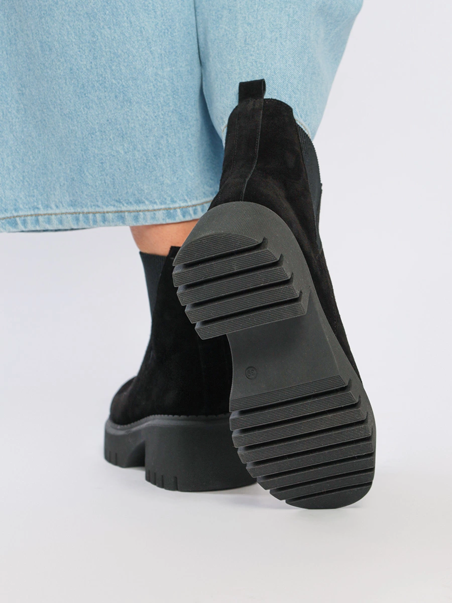 Ботинки-челси черного цвета на объемной подошве